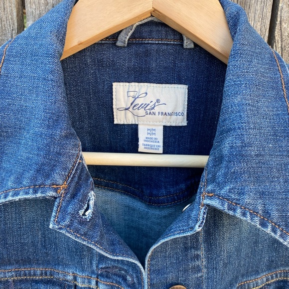 Sale ☀️ Levi’s Women Classic Denim Jacket. Medium Wash. Size: Medium. - Picture 4 of 7